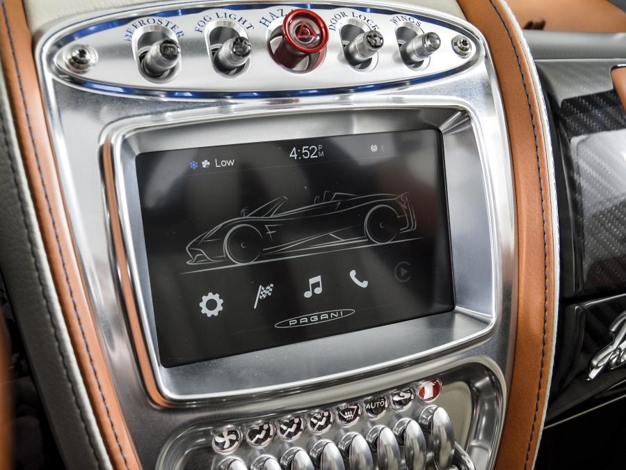 Детали интерьера Pagani Huayra Roadster (42 of 100) 2018 года  (фото 36 из 37)